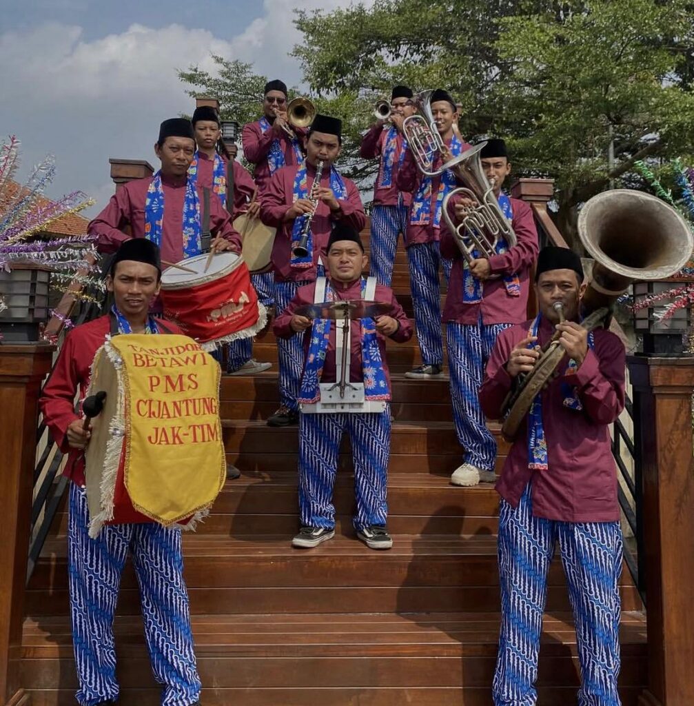 Grup musik tanjidor sanggar putra mayangsari cijantung catrawarta Para pemain tanjidor mengenakan busana sadariah dok sanggar putra mayangsari cijantung